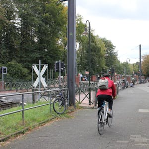 An der Haltestelle Buchheim Herler Straße wird es eng: Hier treffen der Rad- und Fußweg mit der Stadtbahnhaltestelle und der Endhaltestelle der Buslinie 159 aufeinander.