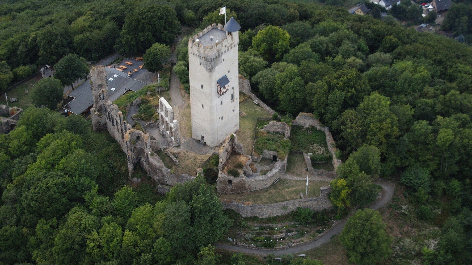 Luftaufnahme von Burg Olbrück