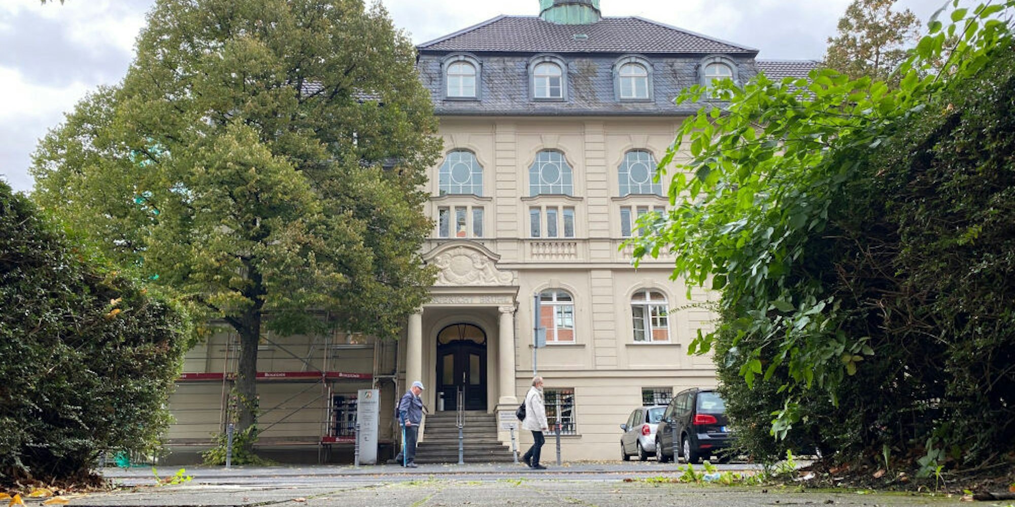 Das Gebäude, das heute das Amtsgericht beherbergt, wurde als Rathaus der Vororte errichtet.