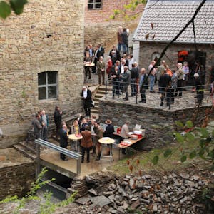 Großer Andrang herrschte bei der Eröffnung der Wasserkraftanlage auf dem historischem Gelände der Burg Herrnstein.