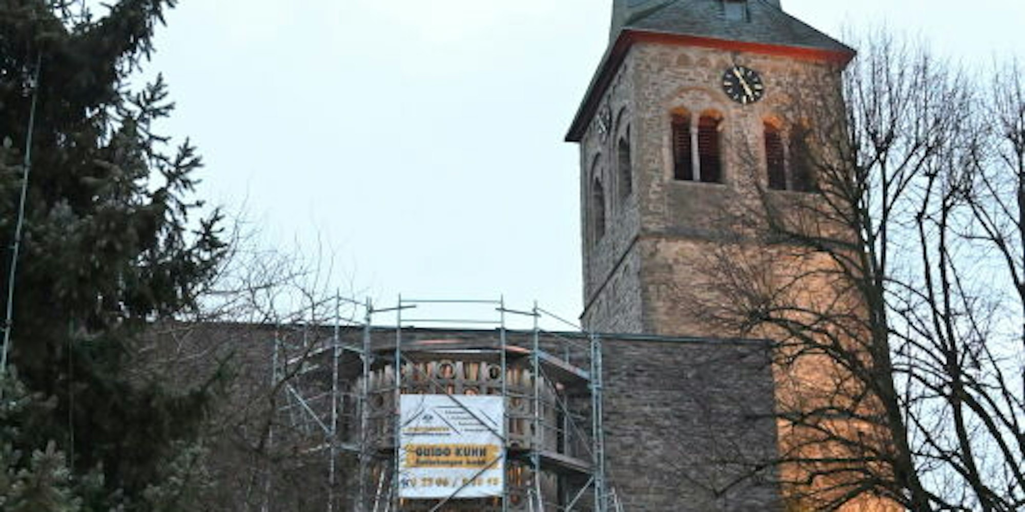 Auch an der Außenseite der Overather Pfarkirche St. Walburga zeugt ein Baugerüst von den Verjüngungsarbeiten an dem Gotteshaus.