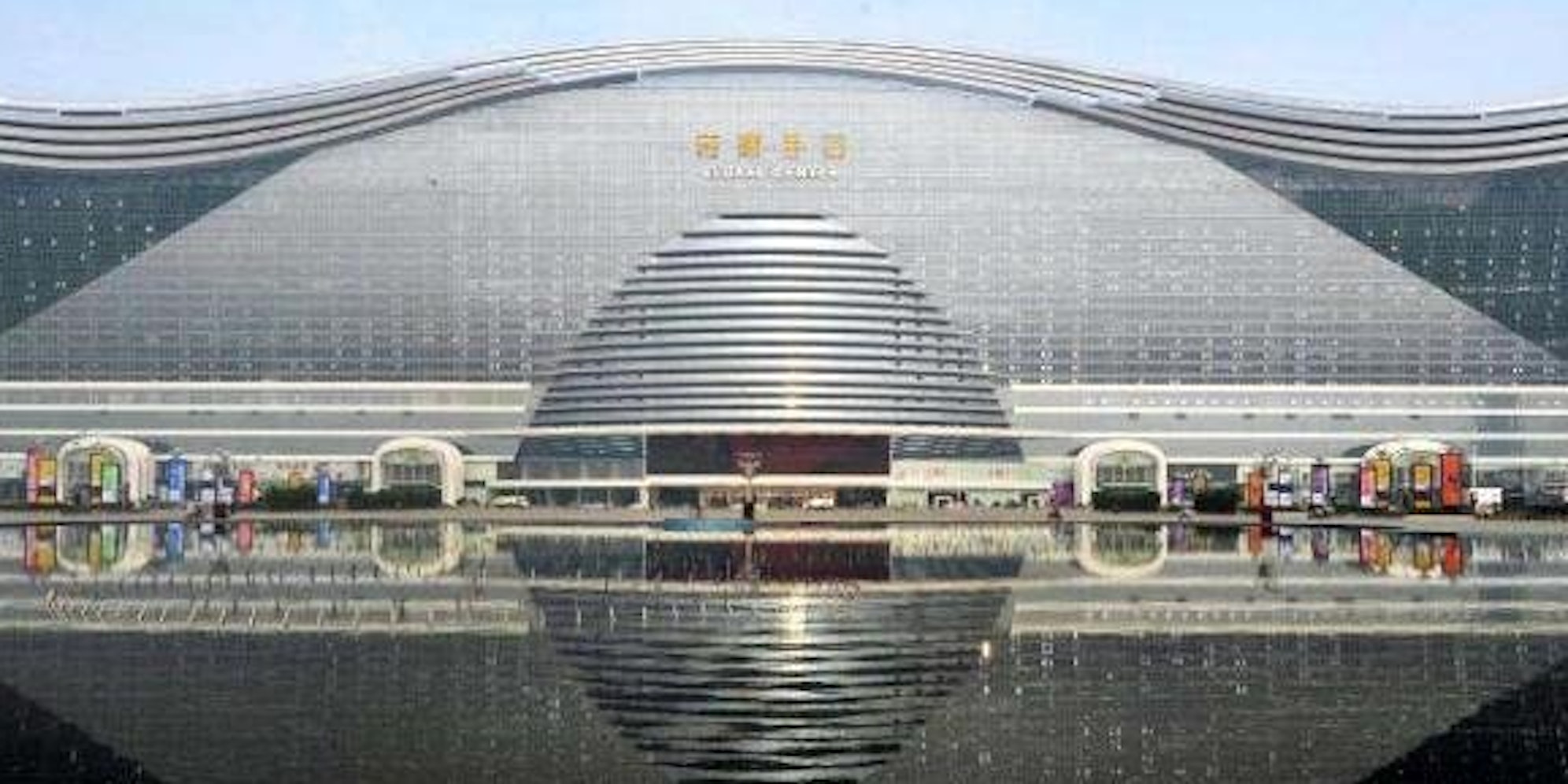 In nur drei Jahren Bauzeit haben die Chinesen das größte Gebäude der Welt fertiggestellt: das New Century Global Centre in Chengdu in der Provinz Sichuan.