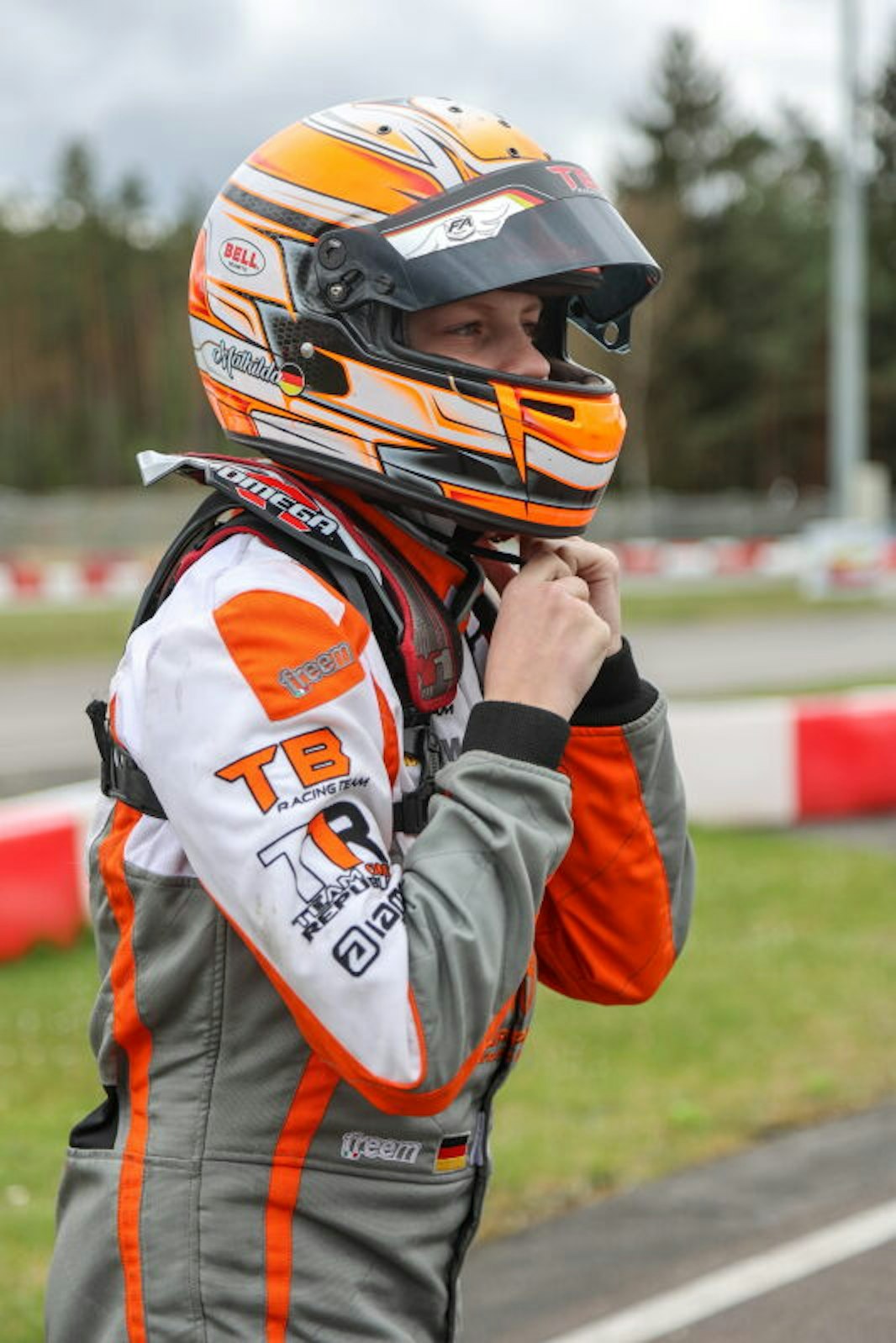Der orange-farbene Helm ist das Markenzeichen von Mathilda Paatz, an dem man die 14-Jährige auch bei Rennen, wie oben im belgischen Genk gut erkennen kann.