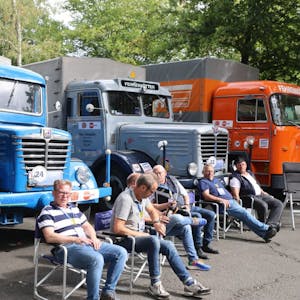 Ausspannen in Wiehl nach den Reisestrapazen hieß es für die Fahrer der historischen, oft schweren Lastfahrzeuge.