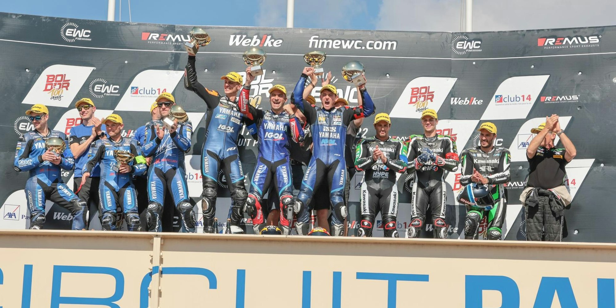 Zum ersten Mal hat Motorradrennfahrer Florian Alt (Mitte links) ein 24-Stunden-Rennen im Rahmen der WM gewonnen. 