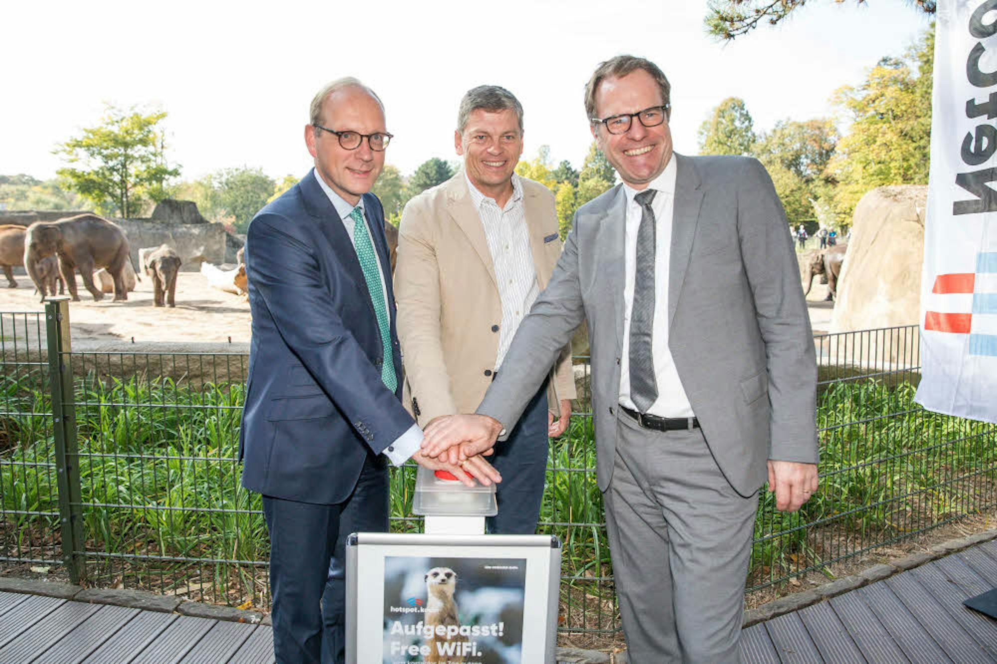 Symbolischer Knopfdruck: Netcologne-Geschäftsführer Timo von Lepel (v.l.), Zoochef Christopher Landsberg und Stadtdirektor Stephan Keller starteten das Wlan im Kölner Zoo.