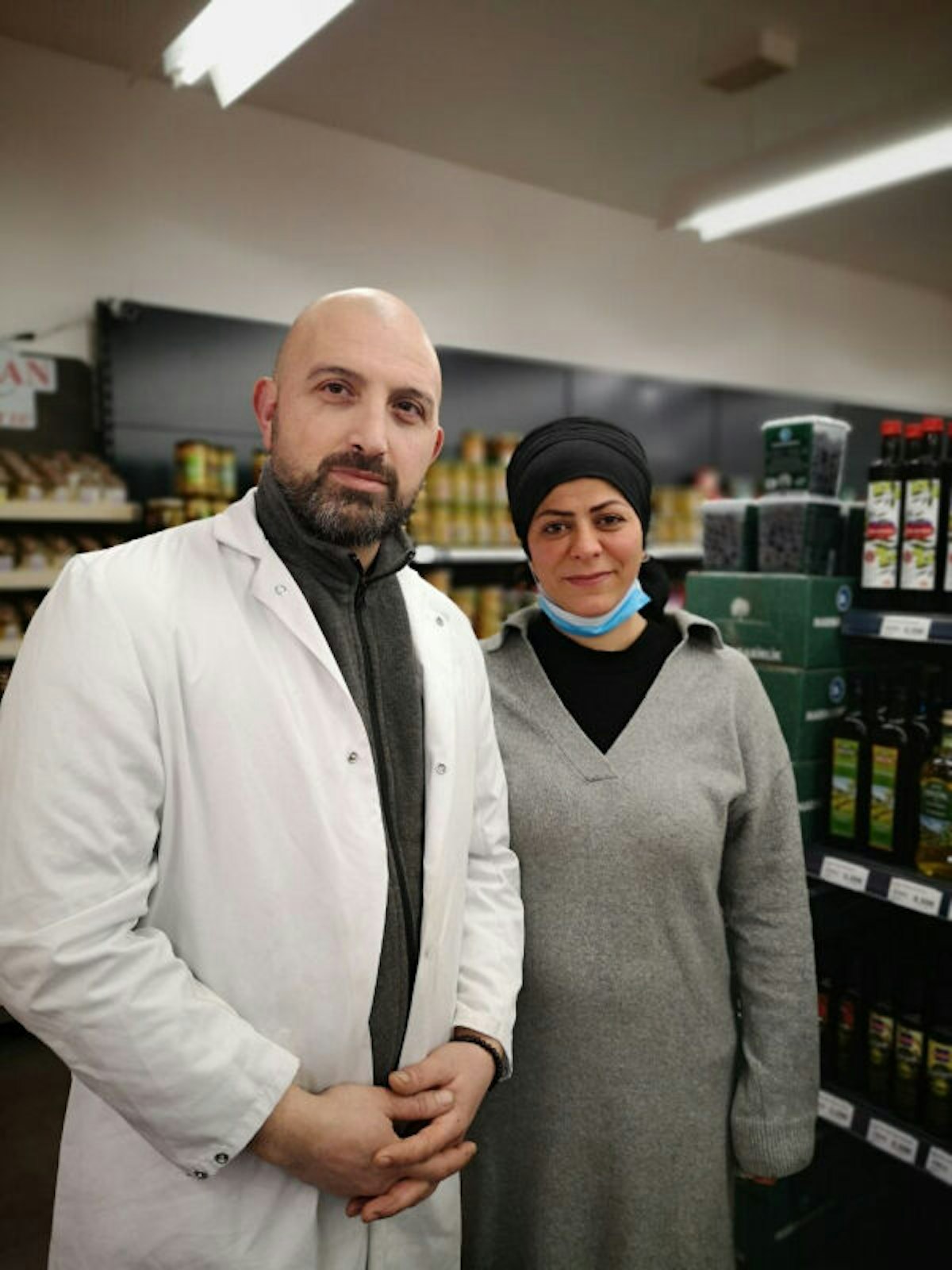Islim Ekinci (r.) mit Ehemann Kurtulus Ekinci, Inhaber des Geschäfts „Super am Markt“ in Kerpen.
