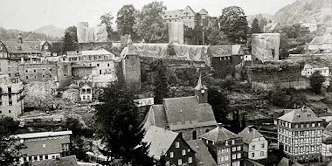Einen unwirklichen Eindruck machte das Stadtbild von Monschau, als im September 1971 riesige Planen Teile der altehrwürdigen Burg verbargen. (Repro: Klinkhammer)