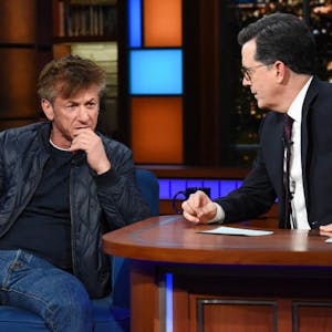 Schauspieler Sean Penn (l.) mit Talkmaster Stephen Colbert.