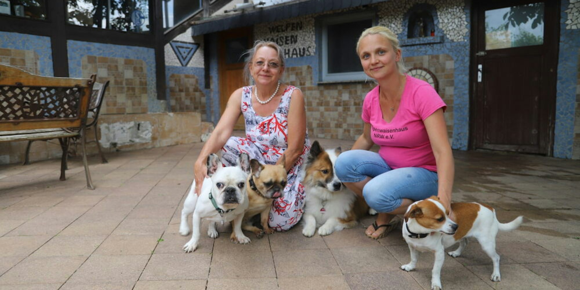 Neben den Waisenhaus-Hunden kümmern sich Gabriele Vester-Hohn (l.) und Nadja Lucassen auch liebevoll um die eigenen Hunde.