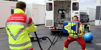 Vorhandenes Equipment wird bei den Trainings in der Rettungswache eingesetzt.