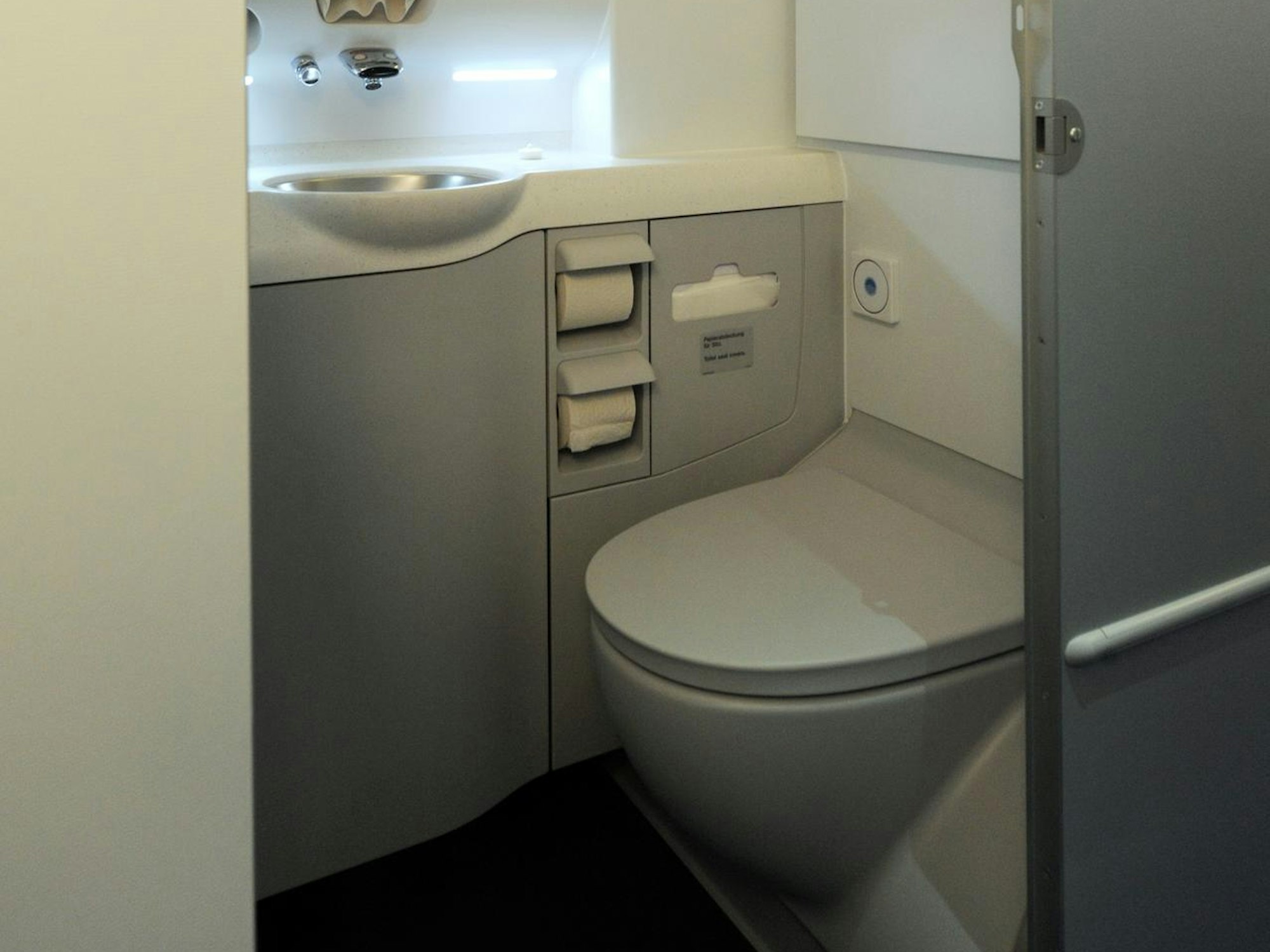 Toilette_im_Flugzeug_Lufthansa