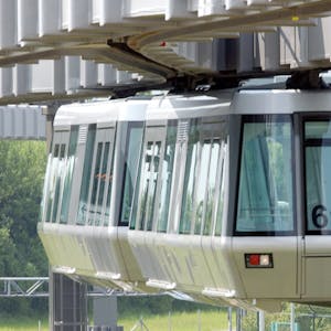 Wie der Skytrain am Düsseldorfer Flughafen (Bild) oder die Hochbahn in Dortmund könnte eine Hochbahn nach Köln aussehen.