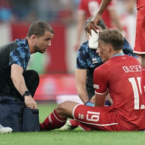 Luxemburgs Mittelfeldspieler Mathias Olesen wird in der Partie gegen die Türkei an der Wade behandelt.