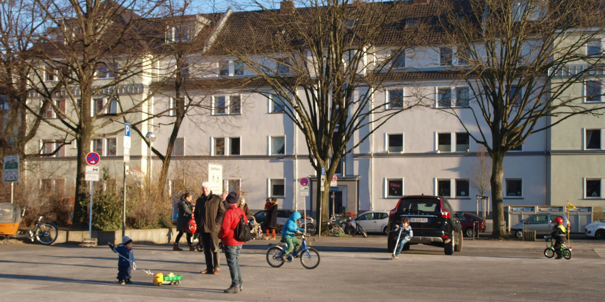 Auf dem Auerbachplatz ist eine Spielfläche tagsüber für Kinder - zum Beispiel zum Rad- und Rollerfahren - reserviert. Allerdings stehen ihnen immer wieder Falschparker im Weg.
