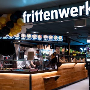Neueröffnung: Exotische Pommes-Variationen vom Frittenwerk gibt es jetzt im Kölner Hauptbahnhof.