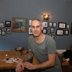 Marsel Alajbegovic in seinem neuen Café am Gottesweg, das zuvor ein Blumenladen war.