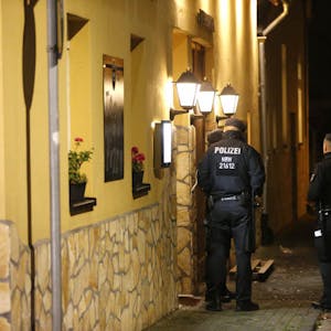 Die Polizei vor einer Durchsuchung einer Pulheimer Pizzeria.