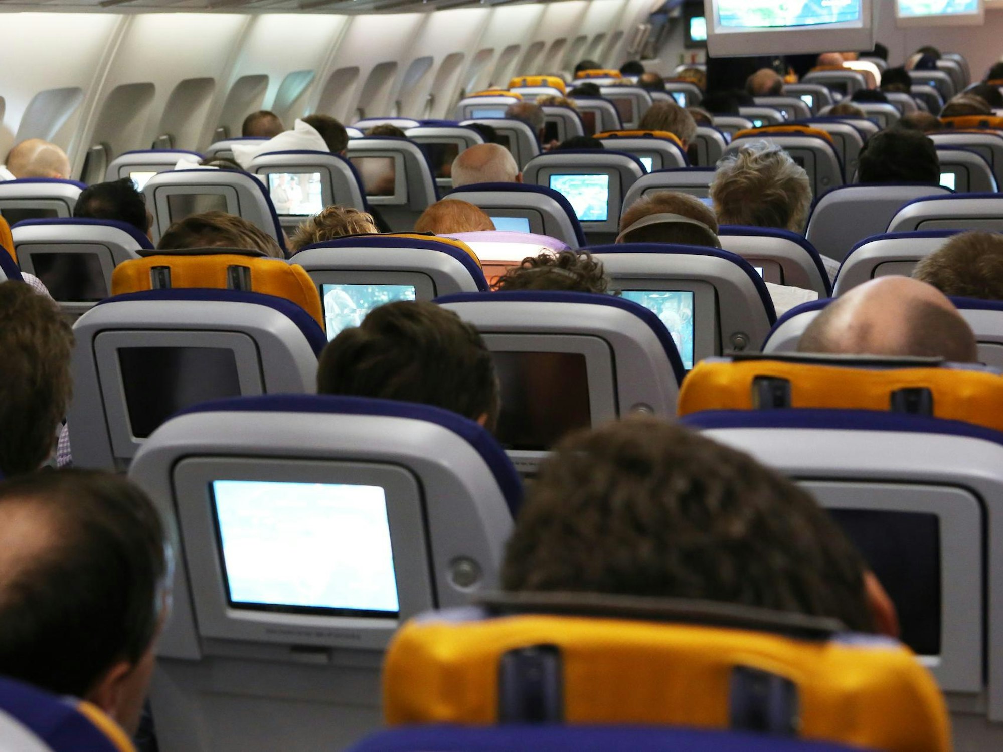 Menschen sitzen im Flugzeug, Ansicht von hinten