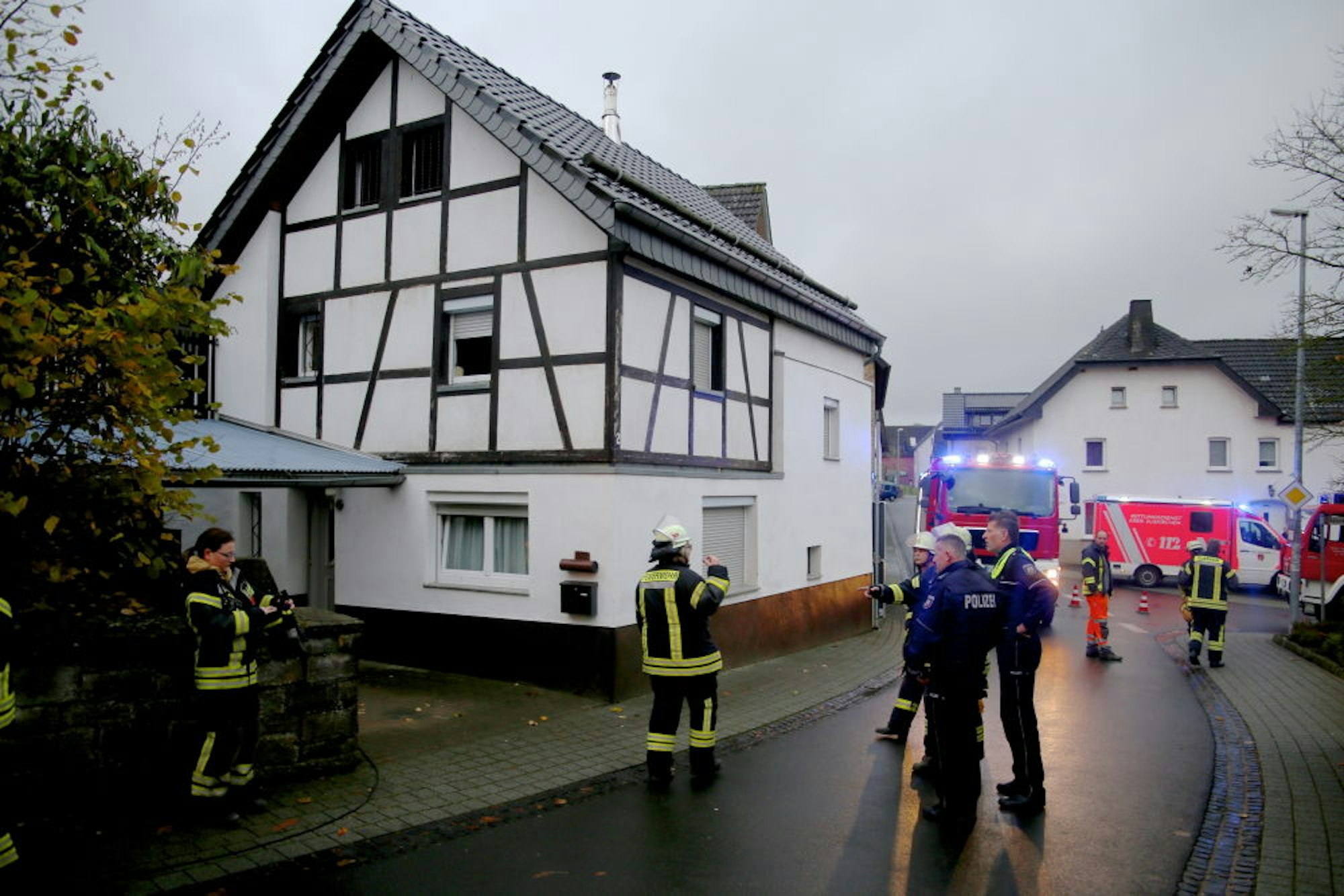 Für reichlich Frischluft im Haus des älteren Ehepaares sorgten die Feuerwehrleute nach dem Kaminbrand.