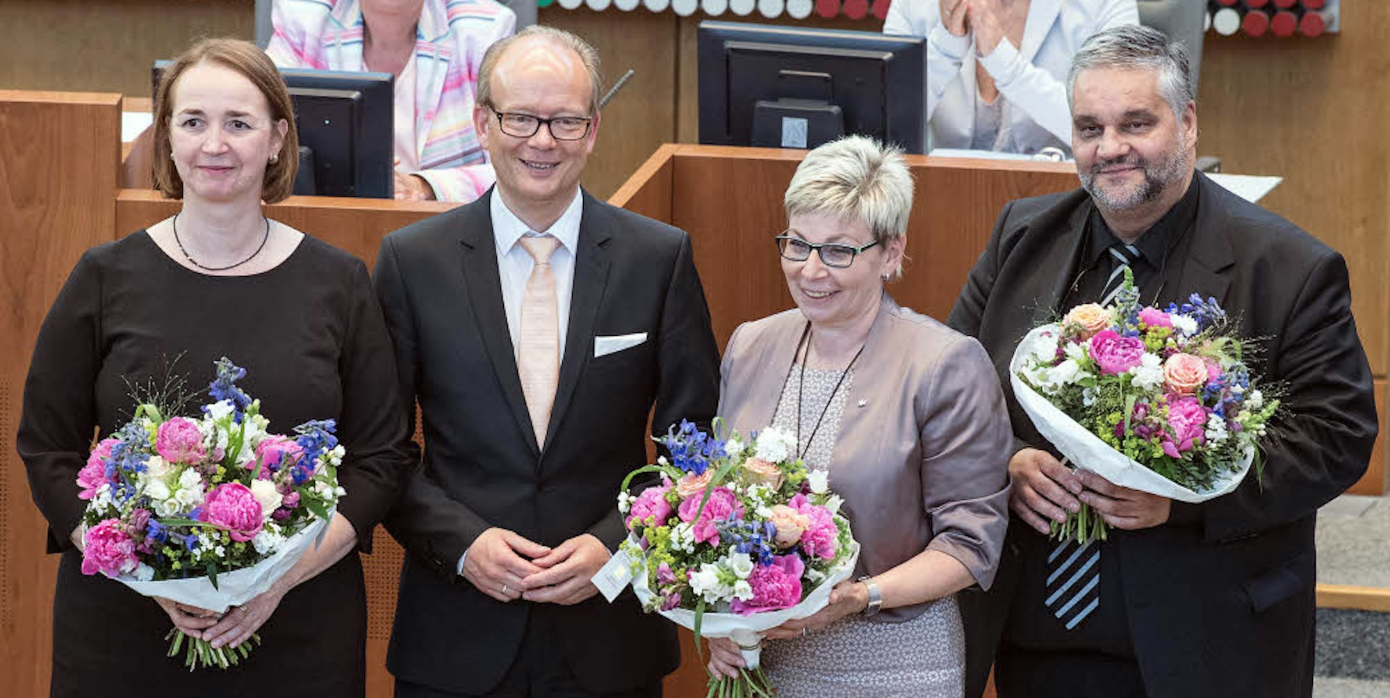 Das neue Präsidium des NRW-Landtags: Landtagspräsident André Kuper (CDU 2.v.l.) und seine Stellvertreter Carina Gödecke (SPD 2.v.r.), Angela Freimuth (FDP, l) und Oliver Keymis (Grüne,r).