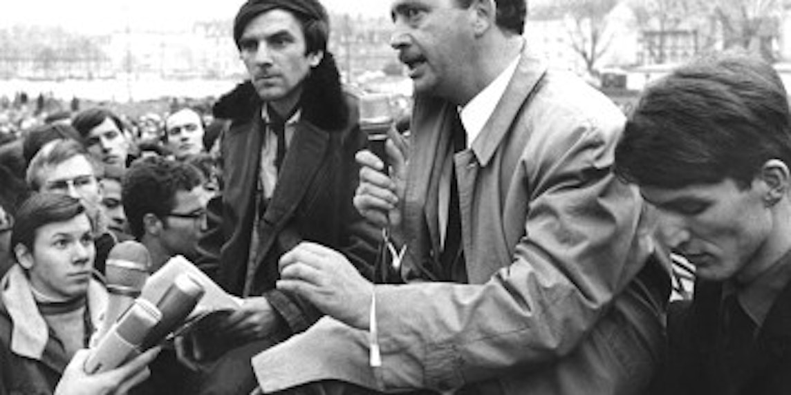 Anläßlich des 19. Bundesparteitages der FDP diskutierte am 30. Januar 1968 Professor Dr. Ralf Dahrendorf (2.v.r.) vom FDP-Bundesvorstand mit dem SDS-Chefideologen Rudi Dutschke (links erhöht) vor mehreren tausend Zuhörern in Freiburg. (Bild: dpa)