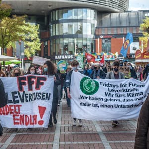 Falko Schröder (l.) und Kade Schreckenberg (r.) führten den lautstarken Demonstrationszug durch die Leverkusener City an.