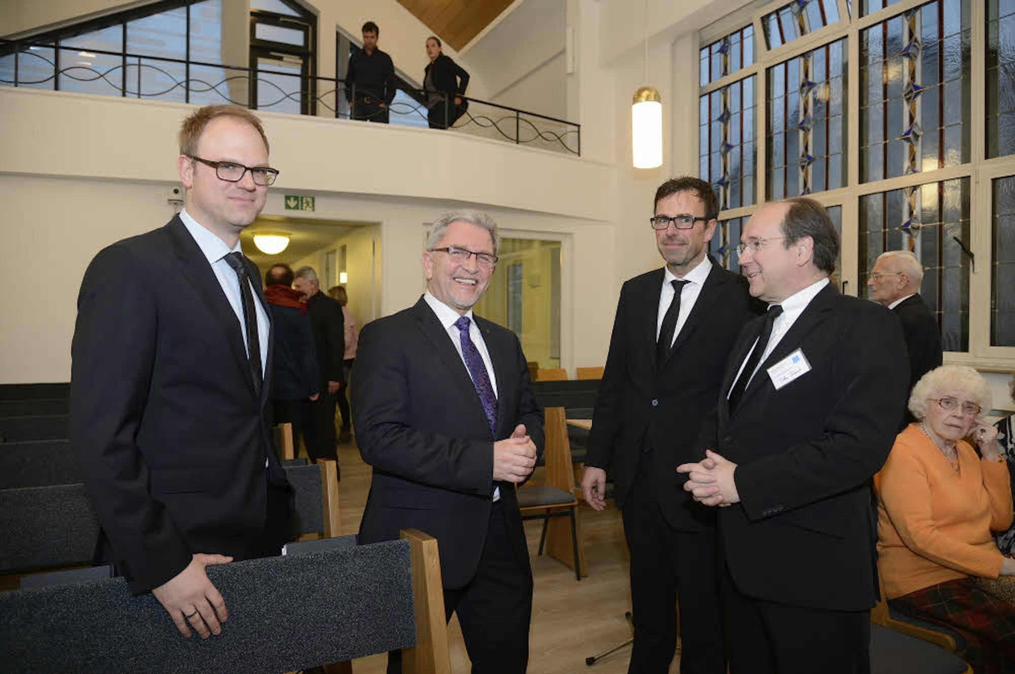 Architekt Tobias Pütz, Josef Willnecker, Bischof Rainer Sommer und Volker Schmidt (v. l.) bei der Wiedereröffnung der Kirche