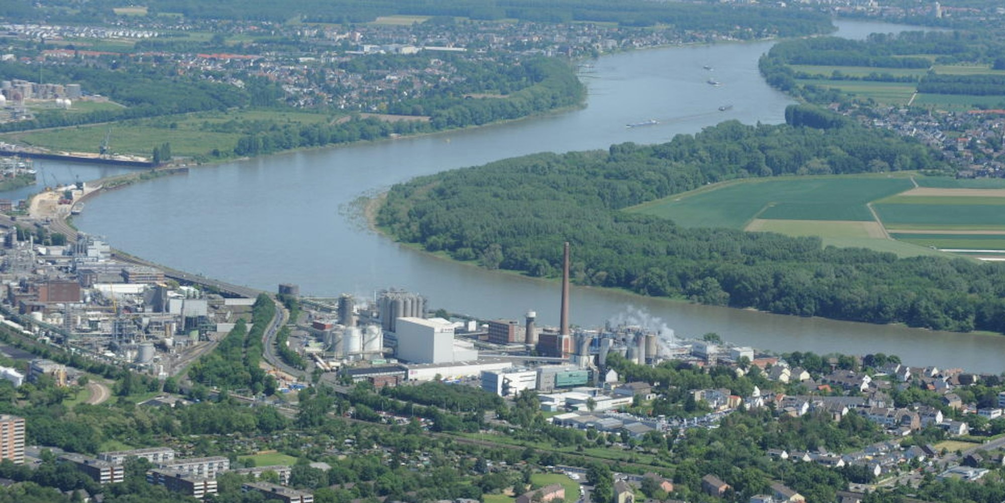 Diskutiert wird auch, eine Brücke bei Köln-Godorf über den Rhein zu führen.