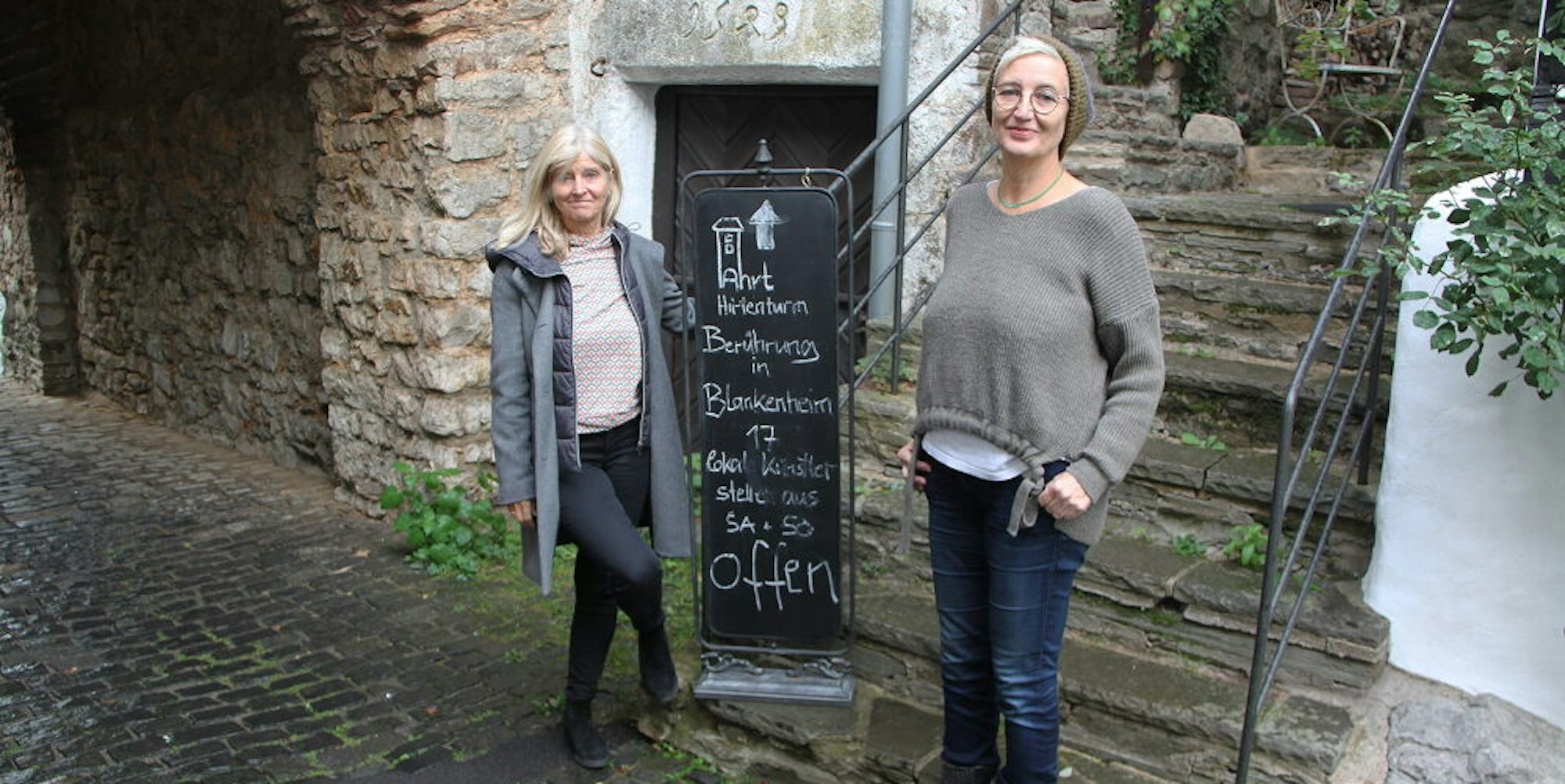 Nada Katz (rechts) und Künstlerin Annette Rive am Hirtenturm, wo Katz Ausstellungsräume angemietet hat. Rive wird hier ab Sonntag ihre Schau „Lichtwelten“ zeigen.
