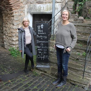 Nada Katz (rechts) und Künstlerin Annette Rive am Hirtenturm, wo Katz Ausstellungsräume angemietet hat. Rive wird hier ab Sonntag ihre Schau „Lichtwelten“ zeigen.