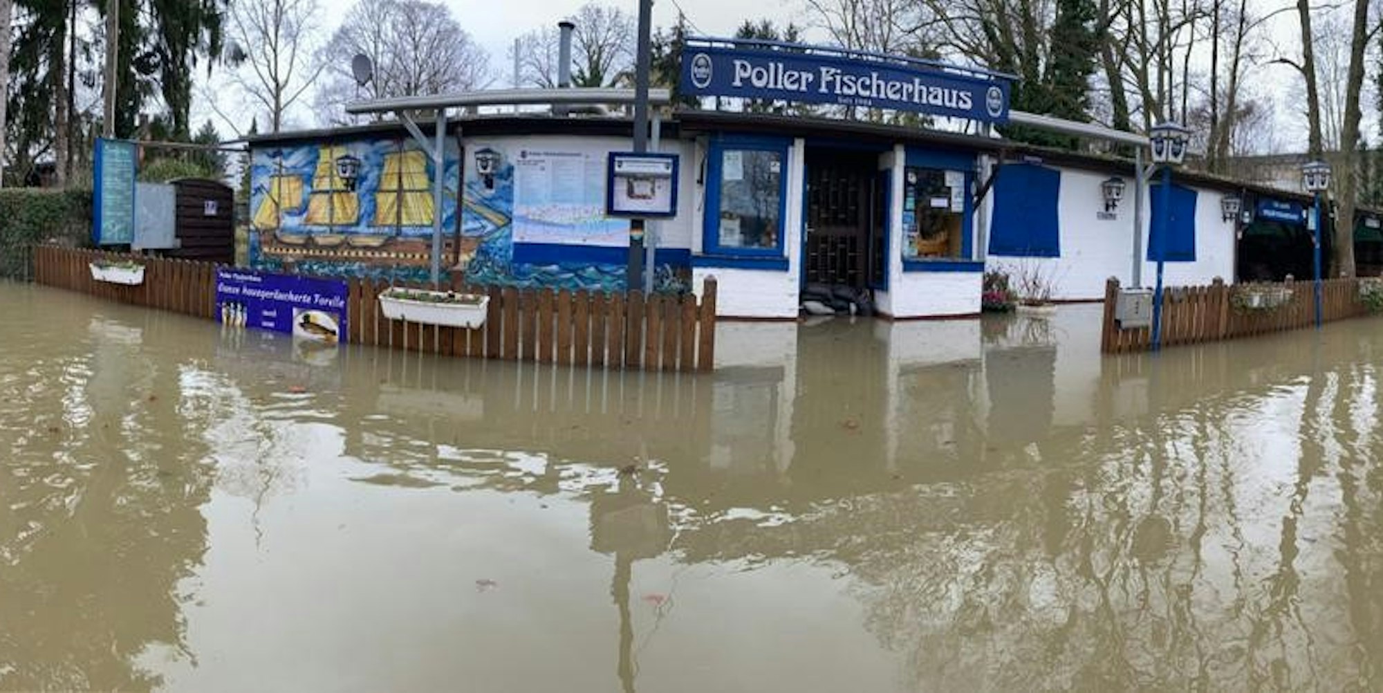 Das Poller Fischerhaus steht durch den steigenden Rhein-Pegel unter Wasser