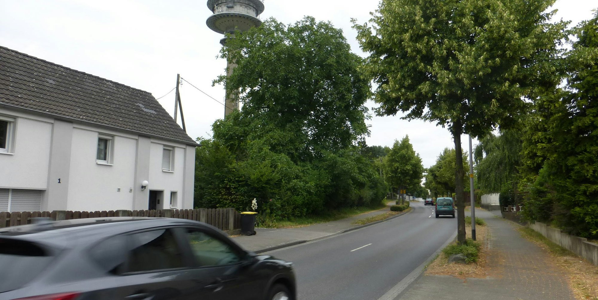 Nahe am weit bekannten Birker Fernmeldeturm soll links der Bundesstraße 56 , wo die grünen Büsche mit dem Baum stehen (Bildmitte), ein Autohaus gebaut werden.