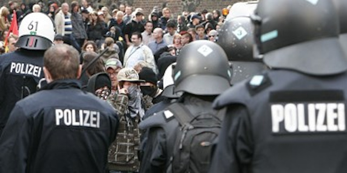 Konfrontation in der Rheingasse. Polizisten kesseln eine Gruppe von 400 Demonstranten ein. (Bild: Krasniqi)