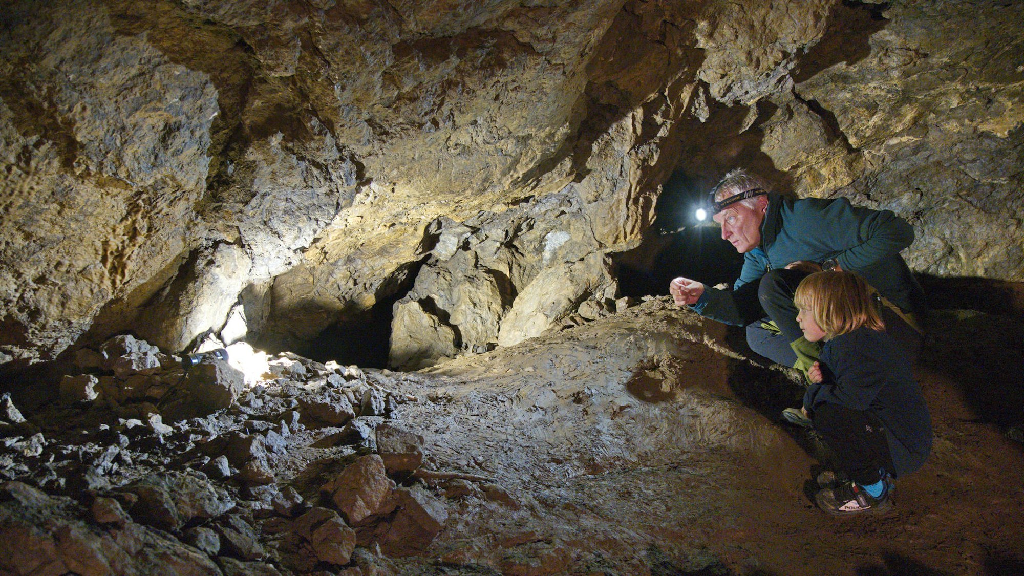 Auf Geo-Exkursion in der Höhle