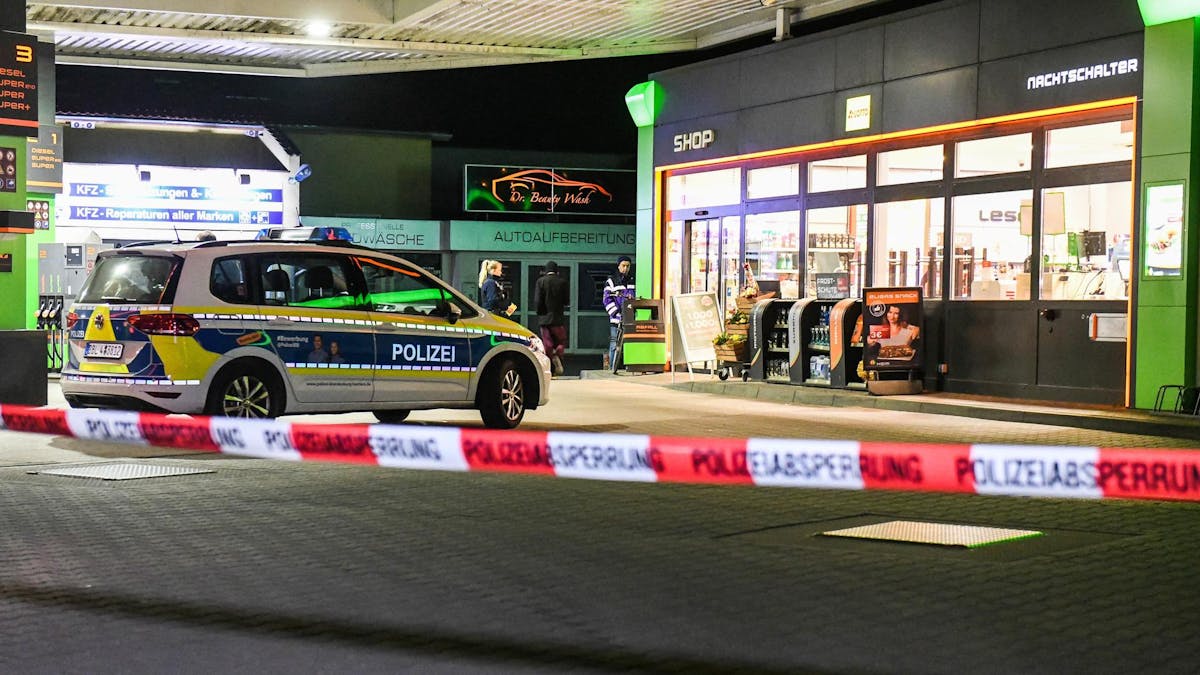 Polizeiabsperrung an einer Tankstelle.