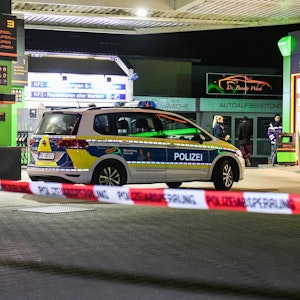 Polizeiabsperrung an einer Tankstelle.