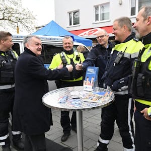 NRW-Innenminister Herbert Reul bei einem Besuch in Rhein-Berg 