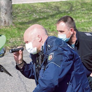 Den Auspuff eines Motorrads inspizierten Polizist Robert Schmitz (l.) und KfZ-Meister Christoph Weber.