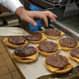 McDonald's_Burger_Braten_Symbolbild