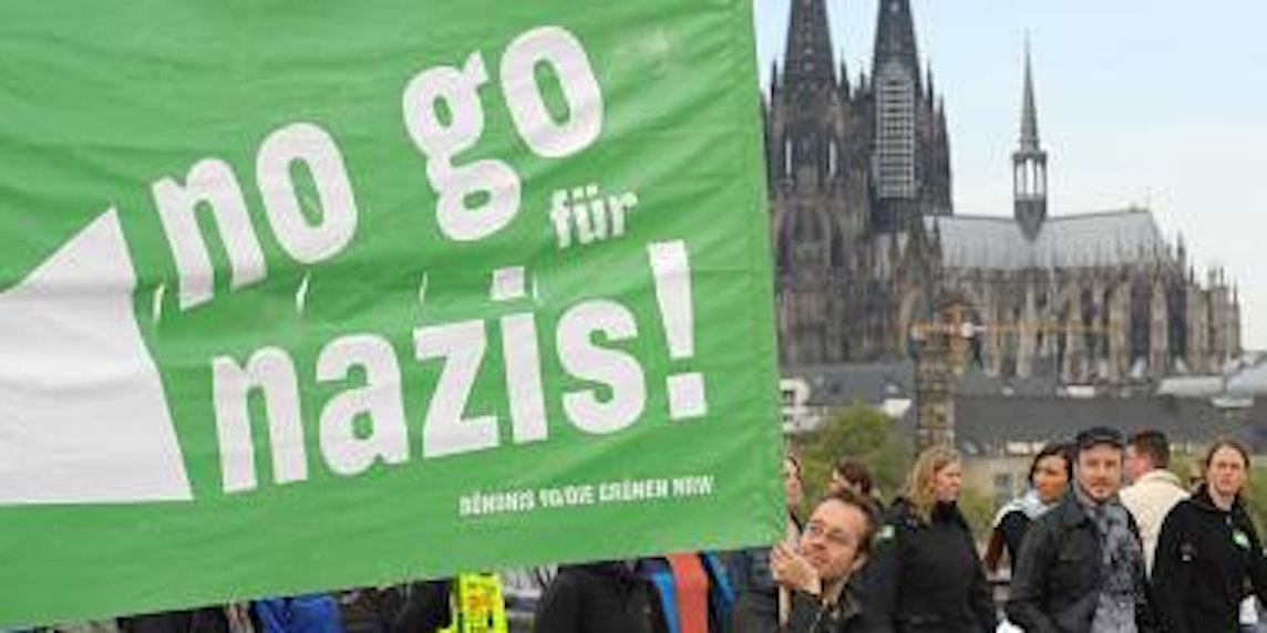 Demonstranten tragen bei der Kundgebung gegen die rechtspopulistischen Bürgerbewegungen "Pro Köln" ein Plakat mit der Aufschrift "No Go für Nazis". (Bild: dpa)