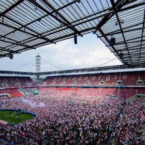 Köln Wolfsburg Platzsturm 4722