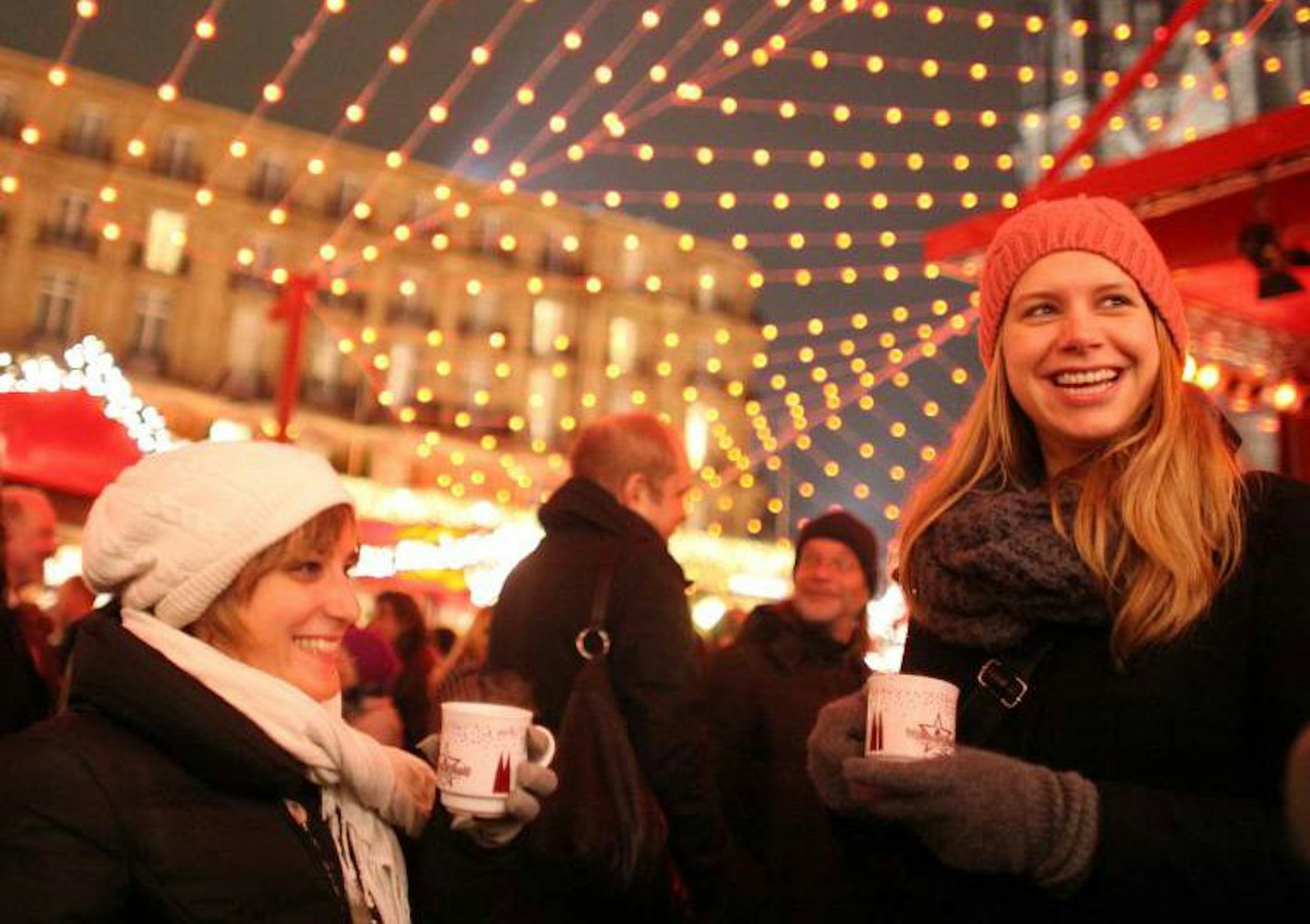 Wer die Tassen auf dem Weihnachtsmarkt einsackt, begeht eigentlich eine Straftat – trotzdem ist die Mitnahme von den Veranstaltern erwünscht.