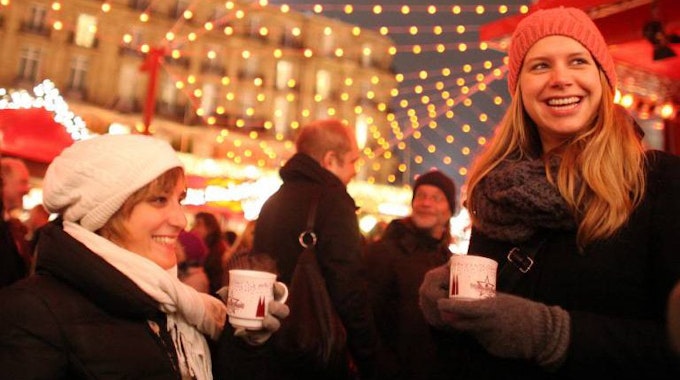 Wer die Tassen auf dem Weihnachtsmarkt einsackt, begeht eigentlich eine Straftat – trotzdem ist die Mitnahme von den Veranstaltern erwünscht.