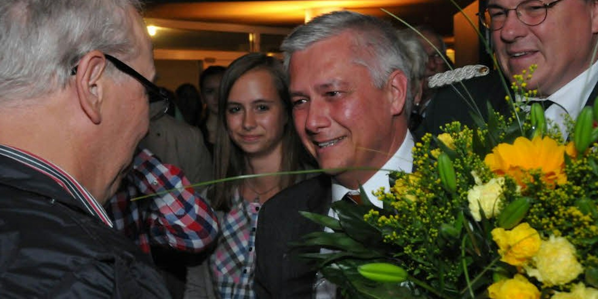 Blumen für den neuen Bürgermeister: CDU-Fraktionschef Alfred Zerres (l.) gratuliert Volker Erner zur gewonnenen Wahl.