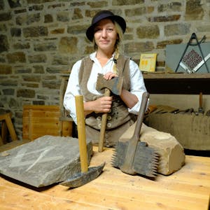 Mit ihrem Geschirr, wie der Steinmetz sein Werkzeug nennt, bearbeitet Ulrike Glaubitz am liebsten Sandstein aus der Eifel.