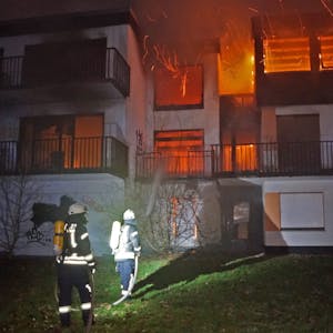 Teile des verlassenen Hotels gingen in Flammen auf, nachdem das Trio eine Matratze angezündet hatte.