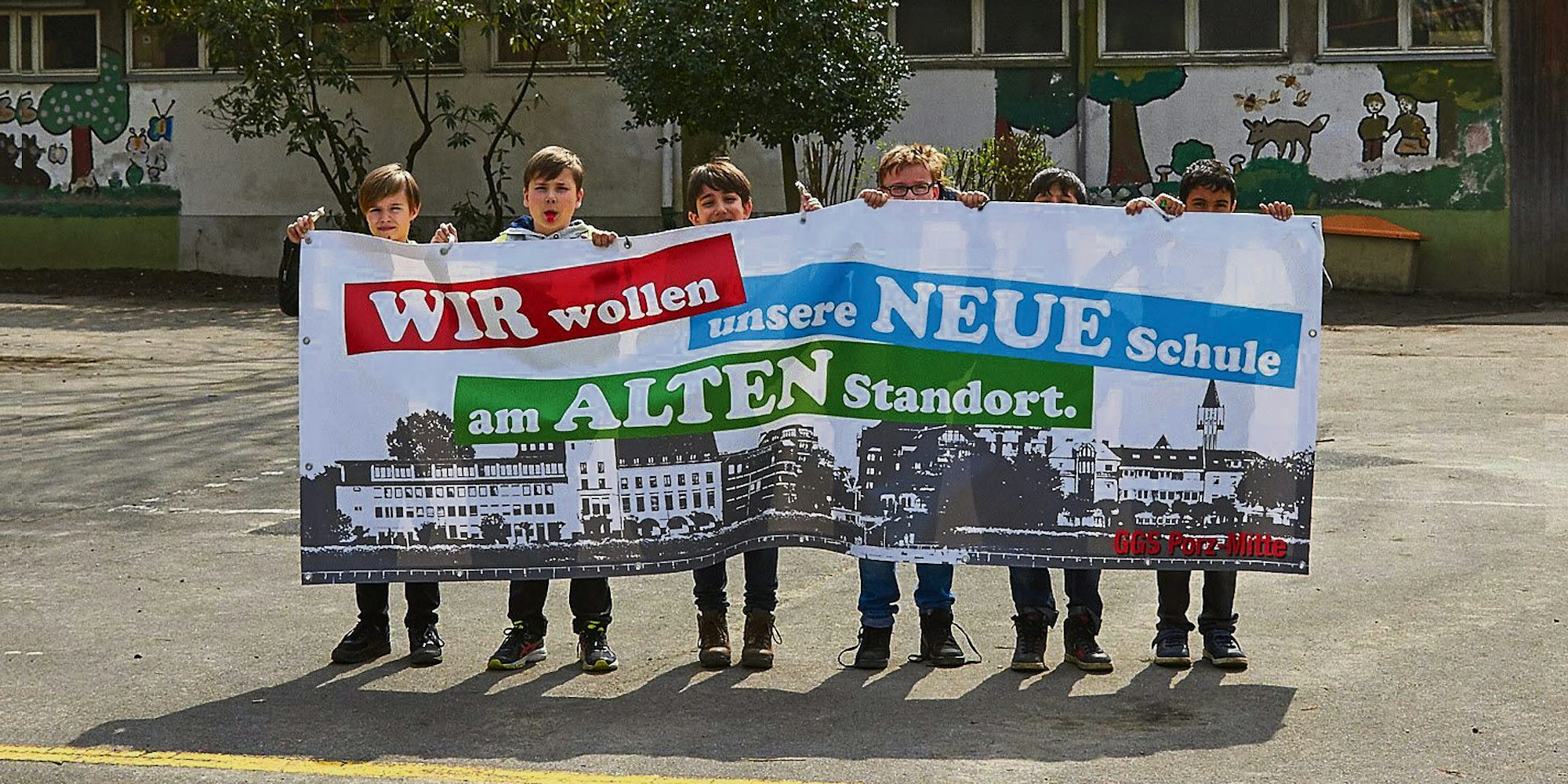 Kinder der Grundschule Porz-Mitte demonstrierten vor zwei Wochen für den Erhalt des derzeitigen Schulstandorts.