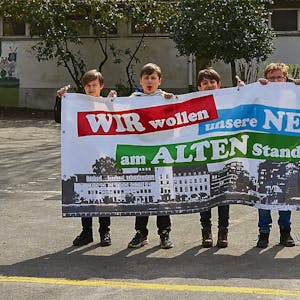 Kinder der Grundschule Porz-Mitte demonstrierten vor zwei Wochen für den Erhalt des derzeitigen Schulstandorts.