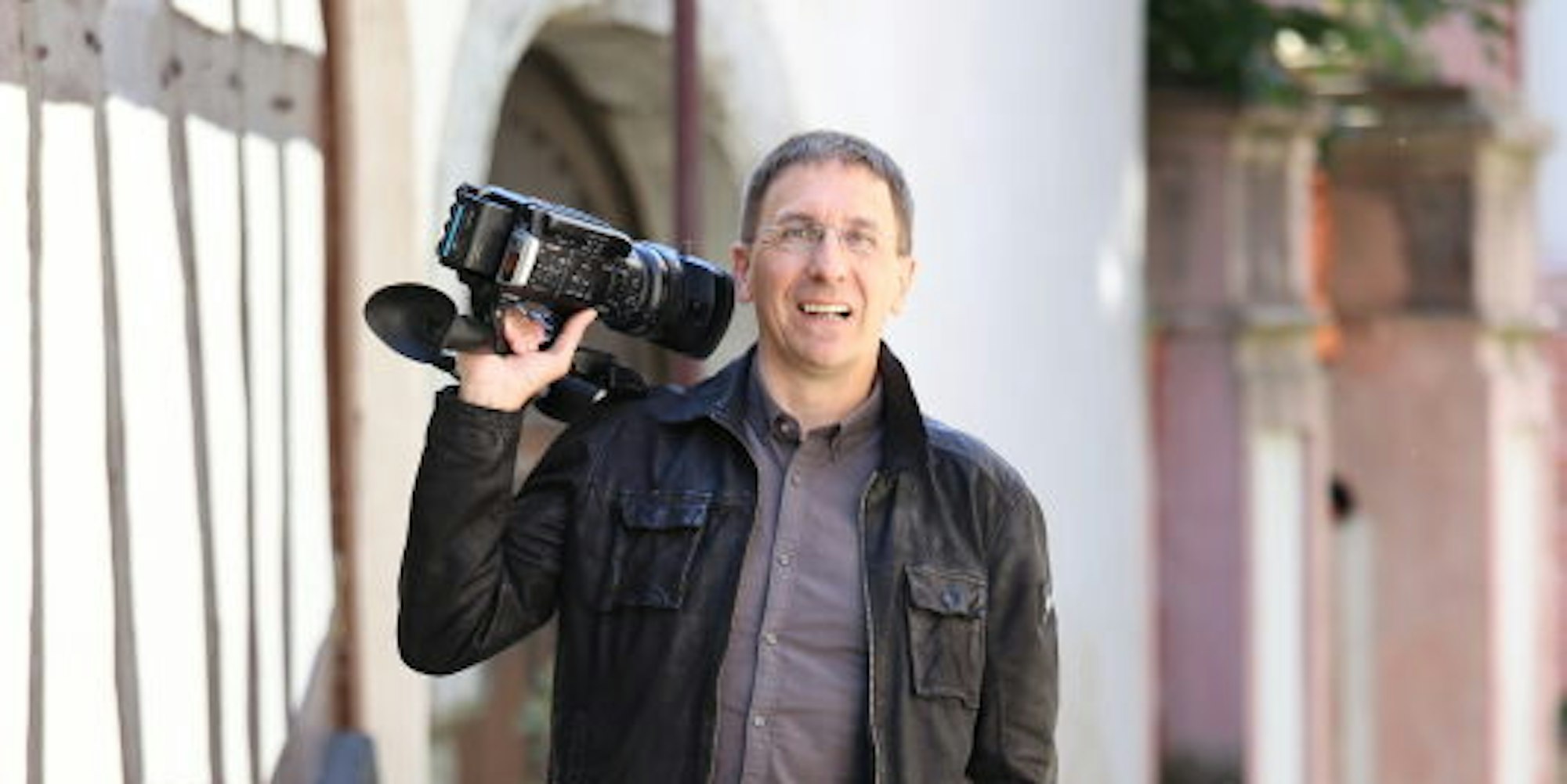 Filmemacher Georg Divossen ist auch in Corona-Zeiten täglich zu Dreharbeiten unterwegs.